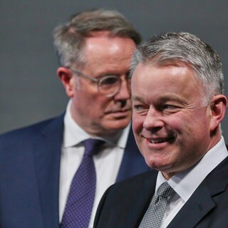 Alexander Schweitzer (l.) und Gordon Schnieder am Abend der Landtagswahl in Rheinland-Pfalz