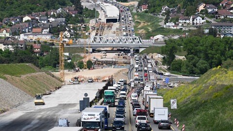 Fahrzeuge stehen im Stau an einer Baustelle auf der Autobahn A8 bei Pforzheim.