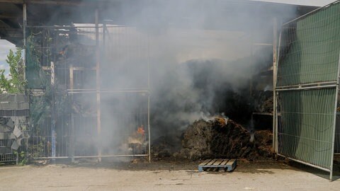 Einsatzkräfte der Feuerwehr bei Löscharbeiten in Dudenhofen