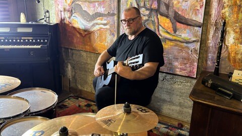 Steff Becker spielt in einer Musikband aus Trier. Sie haben mehrere Musikinstrumente für die Musikschule in Isjum gespendet.