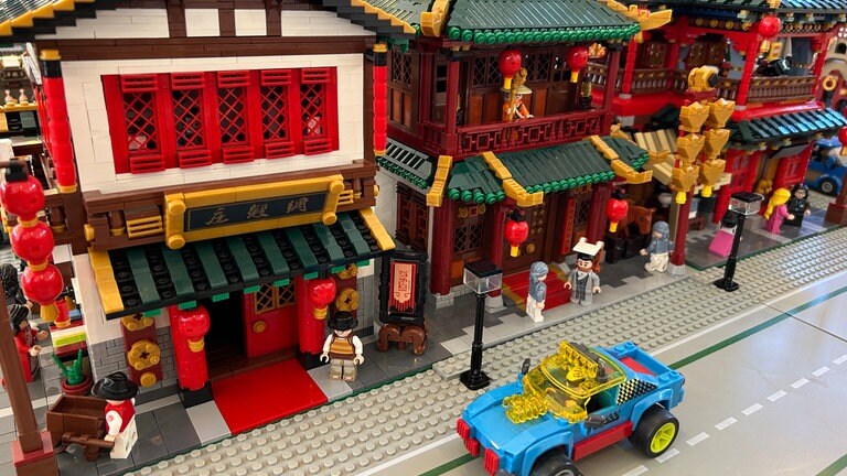 Die Lego-Ausstellung in Karlsruhe zeigt eine einen Leuchtturm, grasende Schafe und einen Zug.