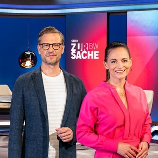 Die "Zur Sache Baden-Württemberg"-Moderatoren Alexandra Gondorf und Florian Weber im Studio
