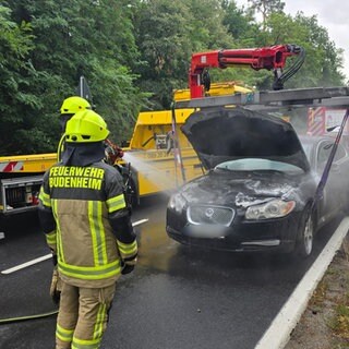 Ein Auto wird vom Abschleppdienst gelöscht. Bei dem Unfall in Budenheim fing das Fahrzeug Feuer. 