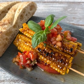 Gebratene Maiskolbenviertel mit Tomatensalsa 