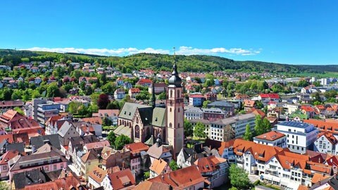 Ein Luftaufnahme von der Stadt Tauberbischofsheim.