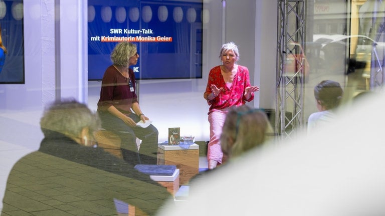 SWR Kultur Talk mit Autorin Monika Geier und Moderatorin Leonie Berger.