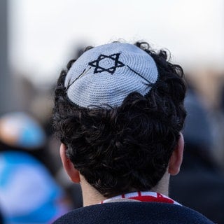 Ein Mann trägt eine Kippa mit Davidstern. Nach dem Wahlerfolg der AfD in Sachsen-Anhalt sind jüdische Menschen in Deutschland besorgt.
