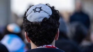 Ein Mann trägt eine Kippa mit Davidstern. Nach dem Wahlerfolg der AfD in Sachsen-Anhalt sind jüdische Menschen in Deutschland besorgt.