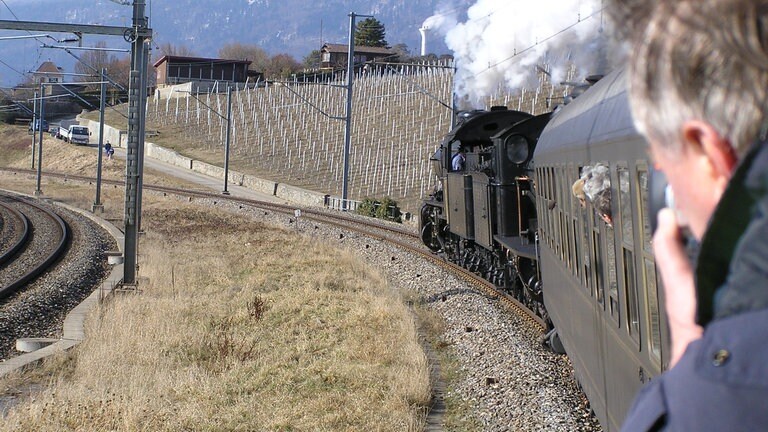 Wir dürfen langsam weiterfahren. In den höhergelegenen Streckenabschnitten liegt noch Schnee und der Bahndamm ist nicht ganz so trocken.