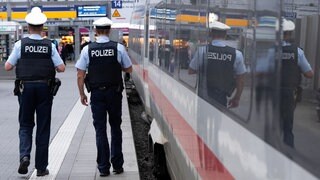 Polizisten auf ihrem Kontrollgang in einem Ha