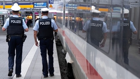 Polizisten auf ihrem Kontrollgang in einem Ha