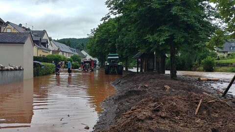 Der kleine Ort Bruch am Tag nach der Flutkatastrophe 2021: Die Salm hat das halbe Dorf unter Wasser gesetzt. 