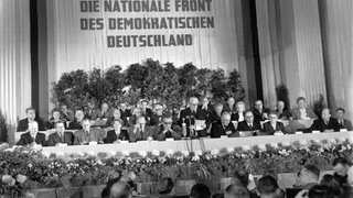 Gründung der DDR: Wilhelm Pieck verliest am 7. Oktober 1949 ein Manifest. Der Volksrat wird in eine Volkskammer umgewandelt, eine provisorische Regierung soll gebildet werden. Wahlen zur Volkskammer wurden vom Volksrat für den 15. Oktober 1950 angesetzt. Unter der Parole "Es lebe die Nationale Front des Demokratischen Deutschland" tagte am 7. Oktober 1949 im großen Festsaal der deutschen Wirtschaftskommission im sowjetischen Sektor Berlins der sowjetzonale "Deutsche Volksrat".