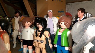 Familie Wille inmitten ihrer Playmobil-Großfamilie: Sohn André, Achim und Susanne Wille fühlen sich in ihrer Sammlung wohl.