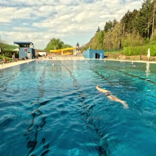 Die ersten Gäste ziehen im Freibad in Winnweiler ihre Bahnen.