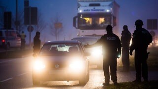 Die Bundespolizei bei der Kontrolle am deutsch-französischen Grenzübergang zwischen Kehl und Straßburg.