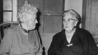 Margaret Rutherford und Agatha Christie am Filmset von "16 Uhr 50 ab Paddington" (1961)