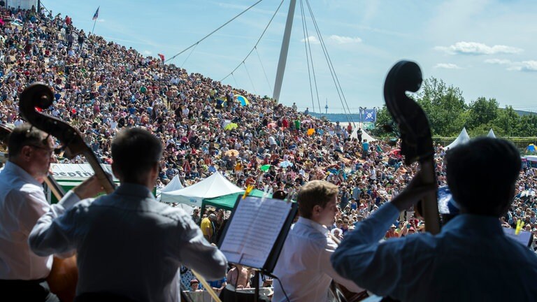 In der Günther-Klotz-Anlage in Karlsruhe (Baden-Württemberg) nehmen am 26.07.2015 Besucher des Open-Air-Festival _Das Fest_ am Klassik Frühstück teil.