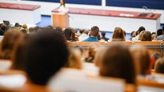 Studenten sitzen in einem Hörsaal.