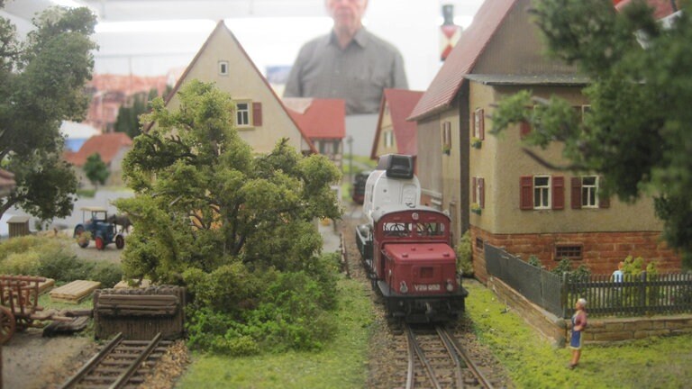 Eine Kamera geht auf Reisen in einem Wagen der Baugröße H0m