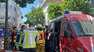 Bei einem Parkhausbrand in Rastatt sind drei Autos zerstört worden.