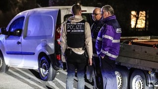 Polizisten vor einem Wohnhaus in Villingen-Schwenningen, in dem drei Leichen gefunden wurden
