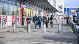 Polizisten arbeiten an einem Tatort. Zwei Mitarbeiter waren bei einem Messerangriff in einem Einkaufszentrum verletzt worden. Ein 25-Jähriger schwebte in Lebensgefahr. (Archivbild).
