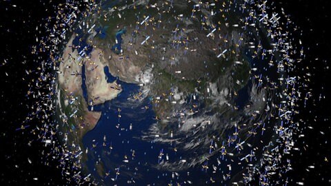 Weltraummüll früherer Weltraummissionen kreist neben intakten Satelliten um die Erde.
