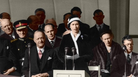 Queen Elizabeth hält am 17. Oktober 1956 ihre Rede, bevor sie den Schalter betätigt, der Calder Hall, das erste vollständige Atomkraftwerk der Welt, in der Nähe von Sellafield in Cumberland in Betrieb nimmt. 