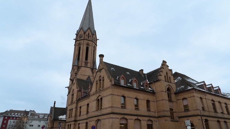 Außenaufnahme von einer Kirche aus Backstein.