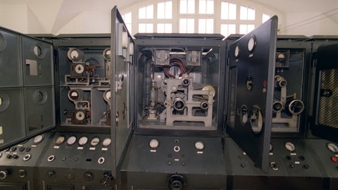 Blick in das Innere eines 20-KW-Kurzwellensenders der Firma Lorenz von 1930, im "Sender- und Funktechnikmuseum Königs Wusterhausen", südlich von Berlin. Königs Wusterhausen gilt als die Wiege des Rundfunks in Deutschland. Nach ersten Funkversuchen 1908 wurde im Dezember 1920 vom Funkerberg das erste Weihnachtskonzert der Deutschen Reichspost auf der Langwelle übertragen. Die Gebäude und Anlagen auf dem Funkerberg sind heute Technisches Denkmal.