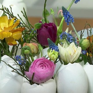 Ein Kranz aus Gänseeiern mit Blumen