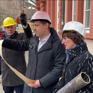 Nino Haase hat ein Pergament in der Hand