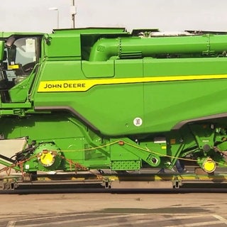 Ein unfertiger Mähdrescher von John Deere