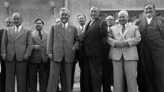 V.r.n.l.: Carlo Schmid, Nikita S. Chruschtschow, Walter Hallstein, Konrad Adenauer, Kurt Georg Kiesinger, Nikolai A. Bulganin, Georgij M. Malenkow und Wjatscheslaw Molotow am 8.9.1955 in Moskau. Adenauers Besuch führte zur Aufnahme diplomatischer Beziehungen zwischen der Bundesrepublik Deutschland und der Sowjetunion.