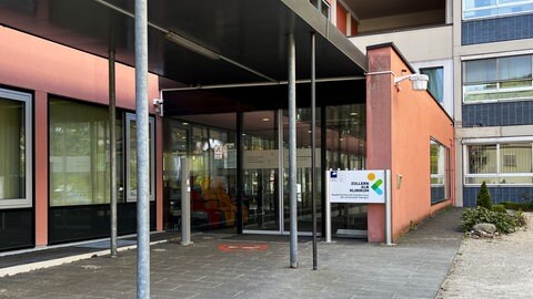 Der Haupteingang des Zollernalb Klinikums in Albstadt. Ein Krankenpfleger steht derzeit in Hechingen vor Gericht weil er Patientinnen vergewaltigt haben soll.