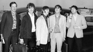 Beatles George Harrison, Ringo Starr, John Lennon und Paul McCartney mit ihrem Manager Brian Epstein.