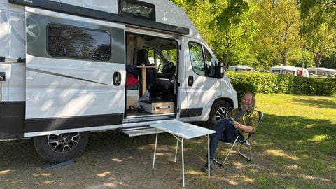 Ein Camper am Laacher See genießt die Idylle.