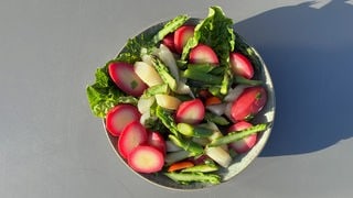 Spargel-Salat mit rote Bete-Kartoffeln angerichtet auf einem Teller. Ein SWR1 Pfännle-Rezept.