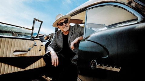 Paul Carrack am Auto