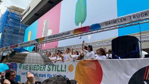 Queere Menschen feiern beim CSD Stuttgart 2025 und fordern mehr Rechte.