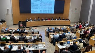 Im Gemeinderat Stuttgart wird mit gehobenen Händen über den Spar-Doppelhaushalt 202627 abgestimmt.