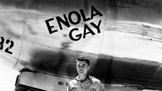 Archivbild der Enola Gay zusammen mit dem Piloten. Er hat den Atombomber nach seiner Mutter benannt. Solche Bilder sind in den USA von der Löschung betroffen, vermutlich wegen des Wortes "gay".