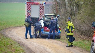 Bei Weilheim an der Teck (Kreis Esslingen) ist ein Kleinflugzeug in einem Waldgebiet abgestürzt. Wie es zu dem Absturz kam, ist noch unklar.