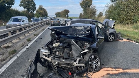 Bei einem Unfallfahrzeug wurde der komplette Motorraum durch die Wucht des Aufpralls auf der A60 eingedrückt.