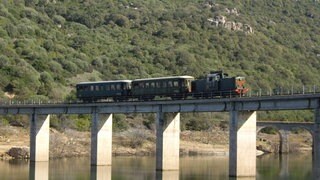 Trenino verde auf seiner Fahrt entlang des Lago del Liscia in der Gallura
