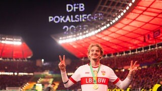 Nick Woltemade feiert den DFB-Pokalsieg