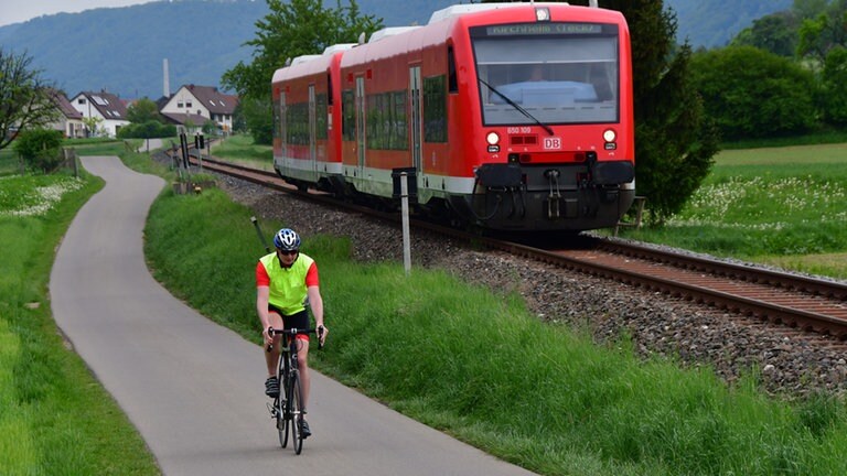 Schwarz im Wettrennen mit Zug