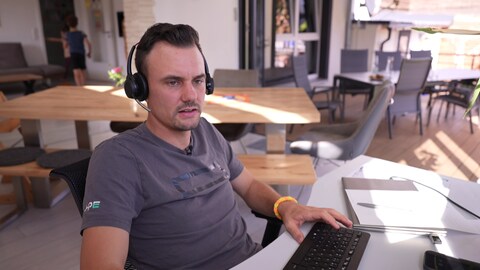 Daniel Kröll sitzt an seinem Schreibtisch. Daniel Kröll hat den betrieblichen Elternurlaub seines Unternehmens genutzt.