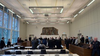 Blick in einen Gerichtssaal im Landgericht Koblenz: Hierhin hat das Oberlandesgericht den Prozessauftakt gegen fünf Männer verlegt, die wegen Kriegverbrechen in Syrien angeklagt sind.  